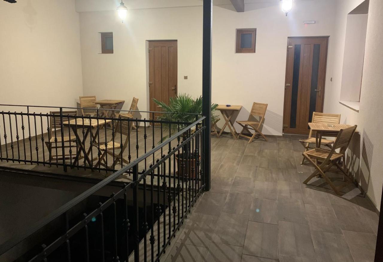 Отель Cafe De La Creme Kuzelov Экстерьер фото