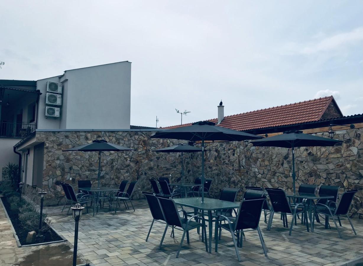Отель Cafe De La Creme Kuzelov Экстерьер фото