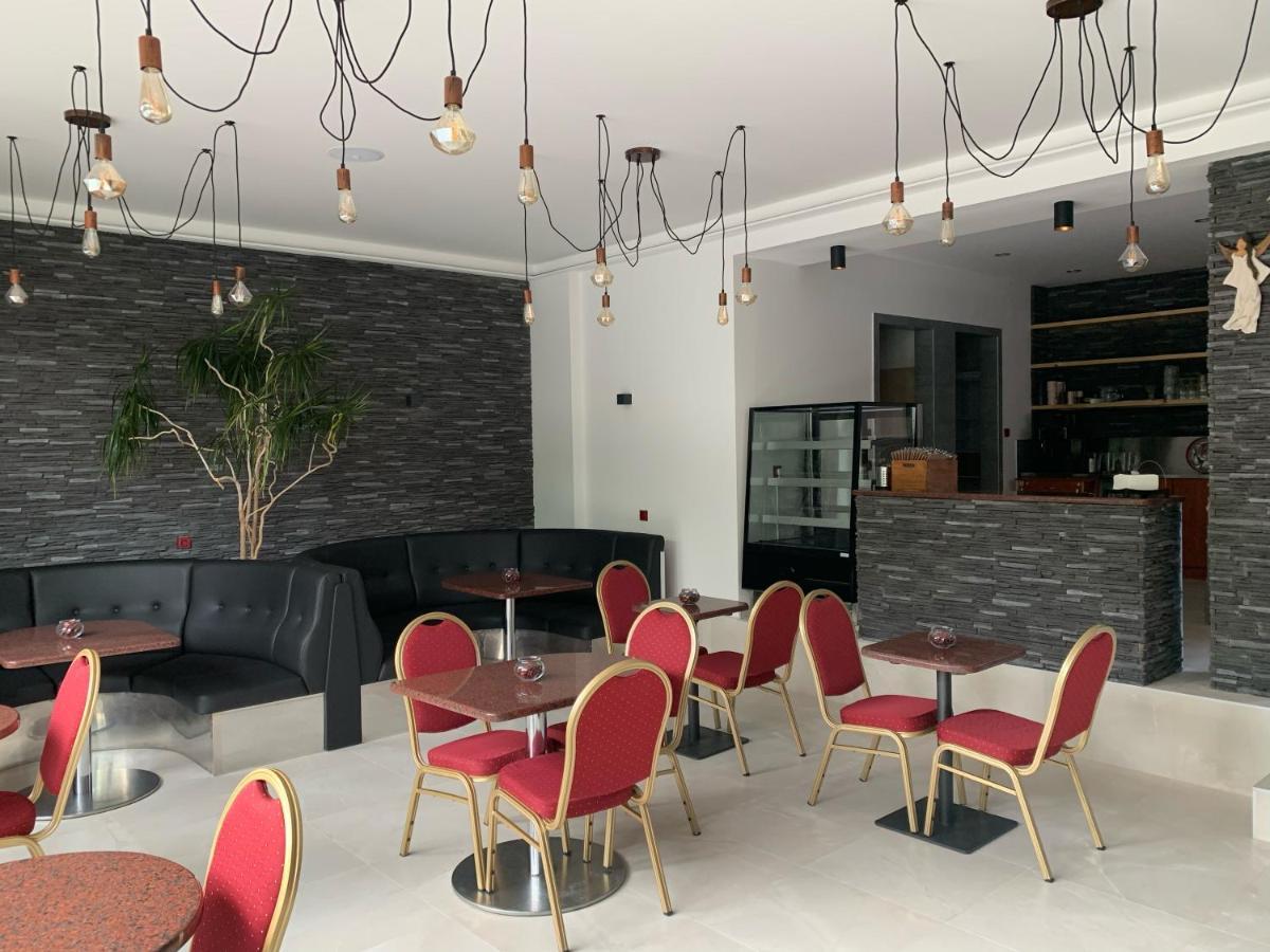 Отель Cafe De La Creme Kuzelov Экстерьер фото